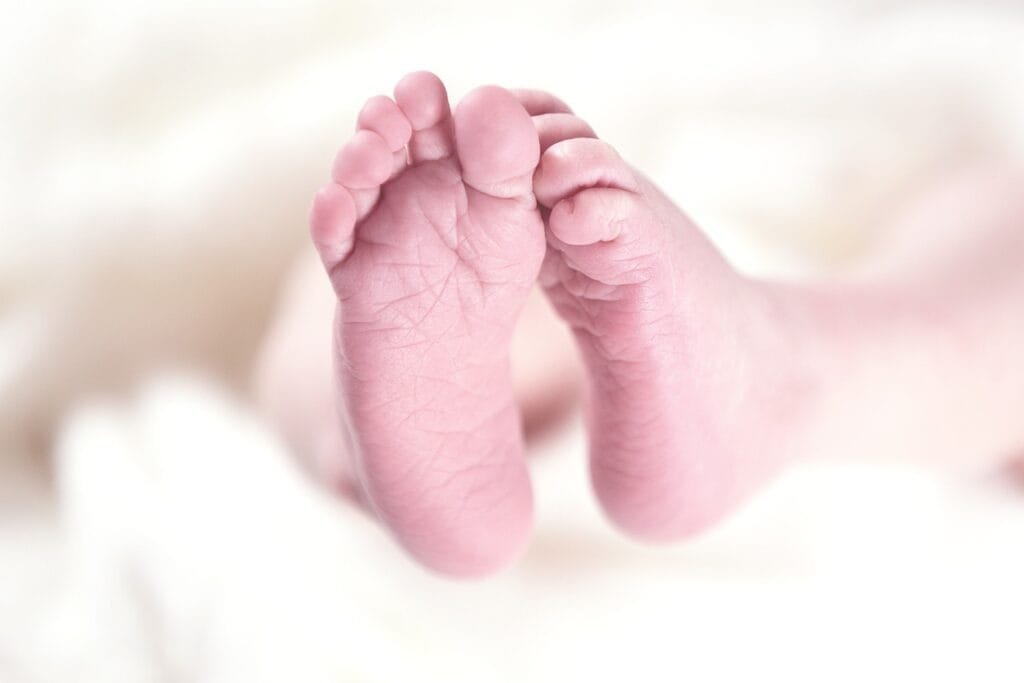 "Identical Twins: Formation, Causes, Risks, and Health Implications" 2 baby 256857 1280