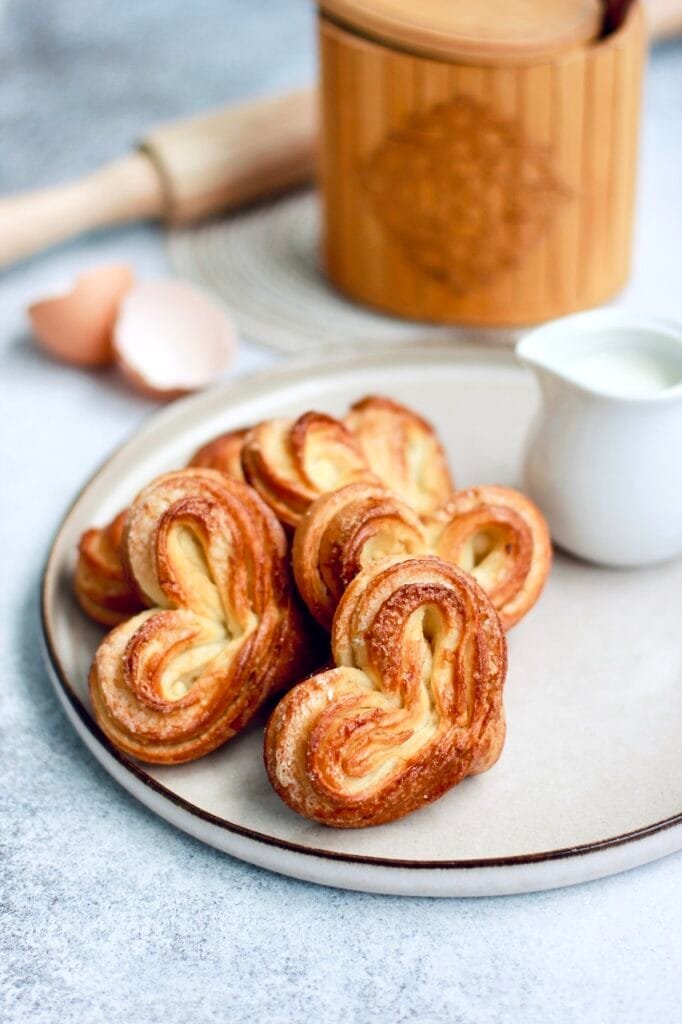 The Sweet Side of Mornings: Benefits and Drawbacks of Having Pastries. 2 cookies 5711139 1280