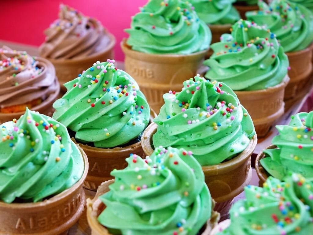 The Sweet Side of Mornings: Benefits and Drawbacks of Having Pastries. 3 cupcakes 1133146 1280